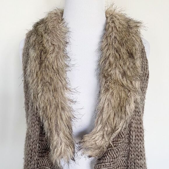 Fenn Wright Manson Sleeveless Knit Cardigan with faux fur collar - Picture 3 of 6